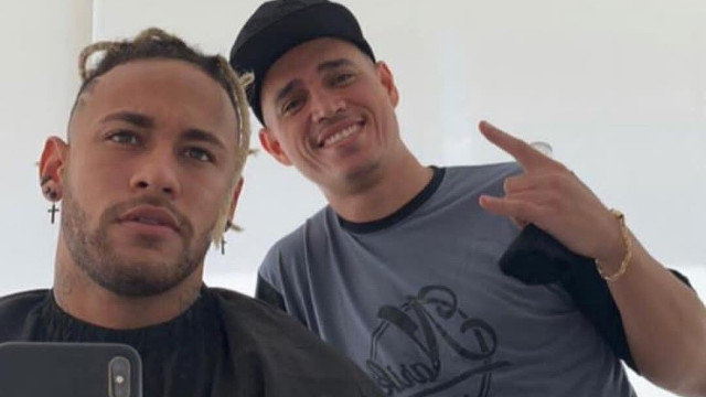Neymar posando junto a su peluquero. TWITTER