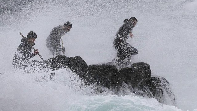Mariscadores faenan en el cabo Roncudo, en Corme. LAVANDEIRA JR.