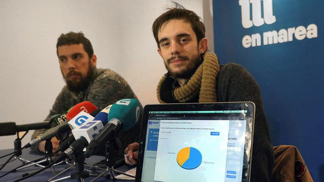 O representante do Comité Electoral de En Marea, Daniel Conde (d), anuncia os resultados. XOÁN REI