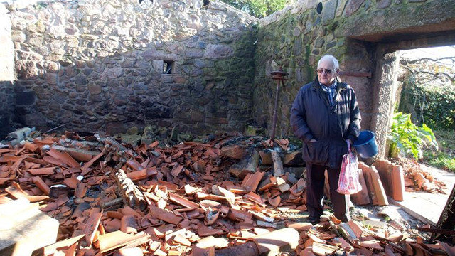 Pablo, uno de los afectados por la explosión de Tui, observa el estado en el que quedó su bodega. SALVADOR SAS