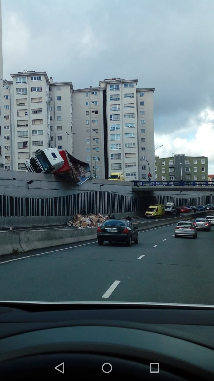 O camión accidentado na Coruña. EP