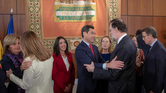 Rajoy saúda a Moreno, co Pastor e Feijóo ao fondo. XULLO MÚÑOZ
