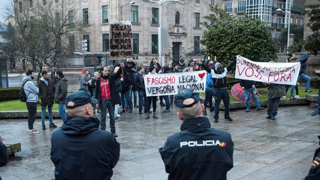 Jóvenes protestan en Ourense en el marco del acto organizado por Vox BRAIS LORENZO