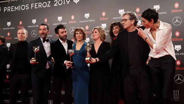 El equipo de El Reino tras recibir el Premio Feroz a la mejor película LUIS TEJIDO