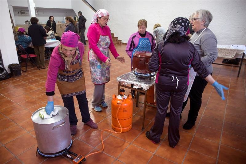 Vecinas de la localidad de Totalán cocinan comida para los miembros del dispositivo de rescate