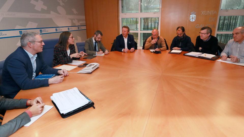 Ethel Vázquez con representantes das distintas federacións de taxistas de Galicia. EP