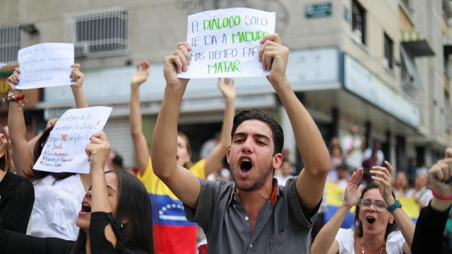 Opositores se manifiestan en Caracas. CRISTIAN HERNÁNDEZ (EFE)