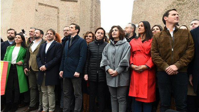 Santiago Abascal, Pablo Casado e Albert Rivera pousan xunto a outras personalidades asistentes á concentración deste domingo na praza de Colón de Madrid. FERNANDO VILLAR (EFE) 