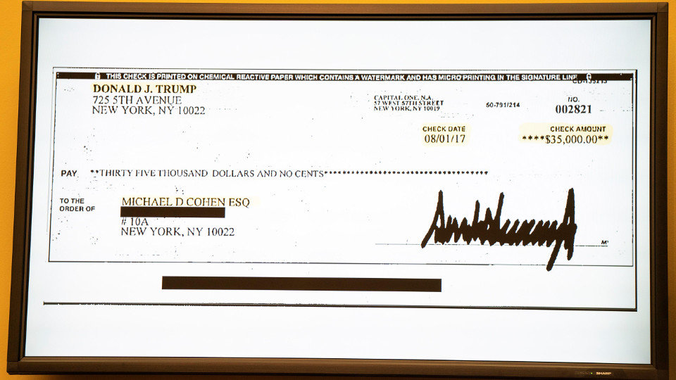 Cohen presenta el cheque con el que Trump le reembolsó su pago a la actriz porno Stormy Daniels. EFE