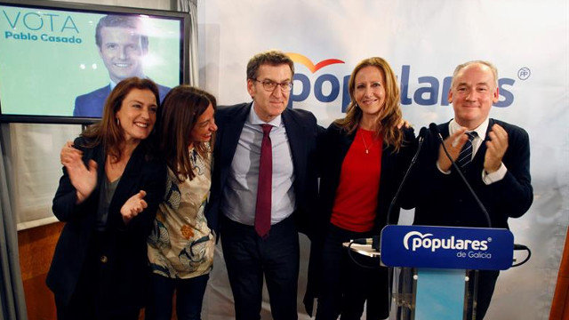 Feijóo xunto os candidatos ao Congreso, Marta González, e ao Senado, Miguel Lorenzo. CABALAR (EFE)