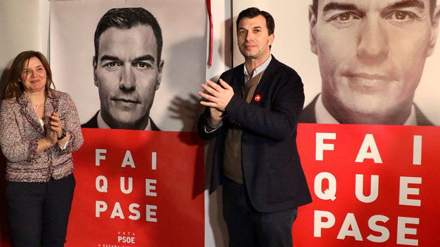 Caballero e a candidata número un do PSOE pola Coruña, Pilar Cancela. XOÁN REI (EFE)