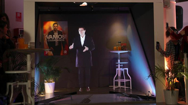 O líder de Cidadáns Albert Rivera, proxectado mediante un holograma, durante o inicio de campaña electoral. JUANJO MARTÍN (EFE)
