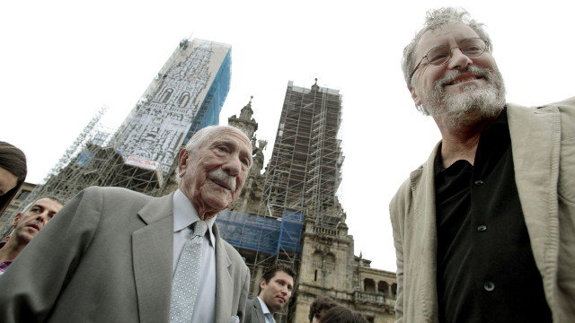 Darío Rivas, ante a catedral xunto a Manuel Rivas. ARQUIVO