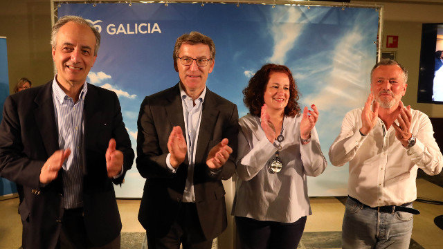 Feijóo xunto ao candidato á alcaldía de Santiago, Agustín Hernández (2d) no acto de arranque de campaña. PEPE FERRÍN (AGN)