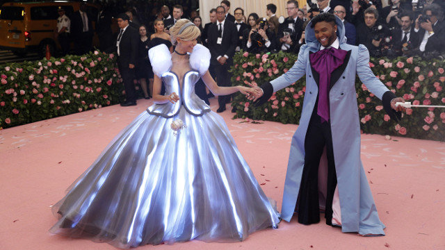 Zendaya y Law Roach posan en la alfombra roja de la Gala Met. EFE