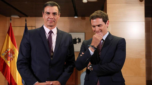 Pedro Sánchez (i), se reúne con el líder de Cs, Albert Rivera. KIKO HUESCA