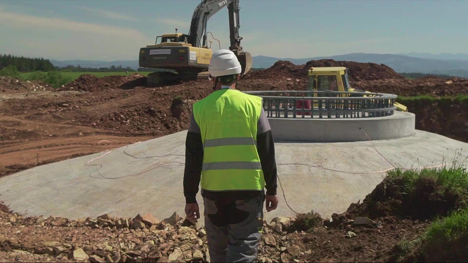 Operario en las obras de Endesa en Paradela