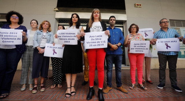 Minuto de silencio a las puertas del Instituto Andaluz de la Mujer en repulsa por la muerte de Ana Lucía Silva. EFE