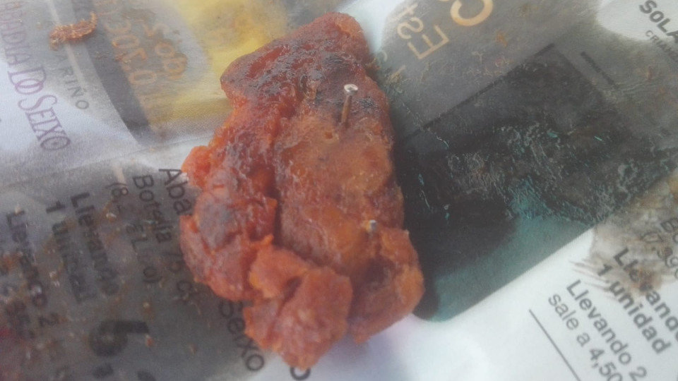 Comida con cravos e alfinetes. EP