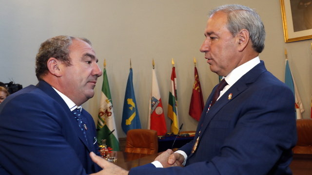 Darío Campos y José Tomé se saludan en el pleno. PEPE TEJERO