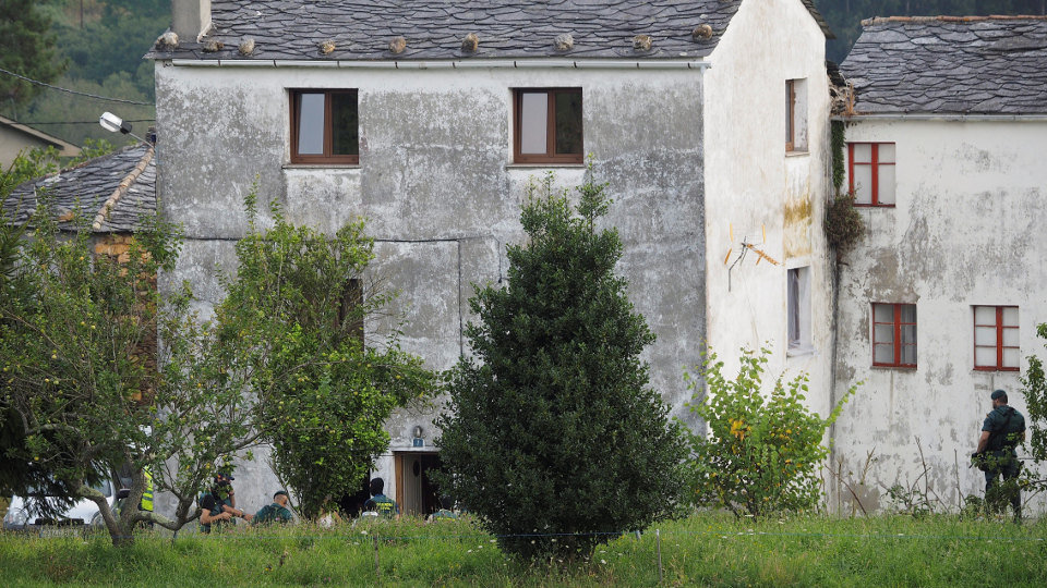 Efectivos de la Guardia Civil durante el dispositivo operación en Viveiro-ELISEO TRIGO (Efe)