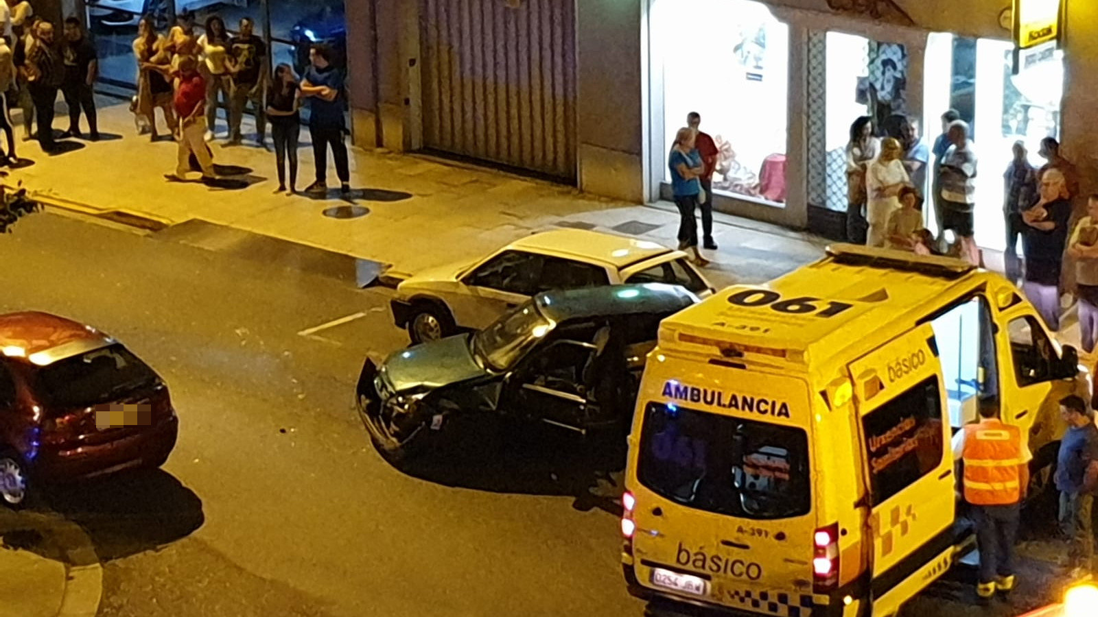 El vehículo volcado, después de que le diesen la vuelta, en la Ronda das Fontiñas de Lugo. EP