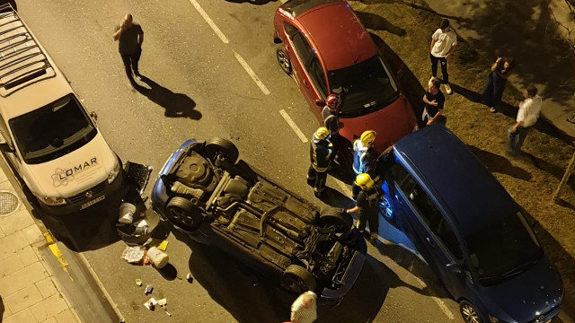 El vehículo que acabó volcado en la Ronda das Fontiñas de Lugo. EP
