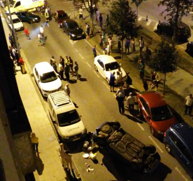 Los vehículos siniestrados, separados por entre 20 y 30 metros, en la Ronda das Fontiñas. EP