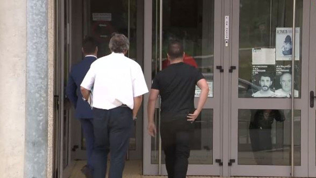 El conductor y su abogado, en los juzgados de Carballo. TVG