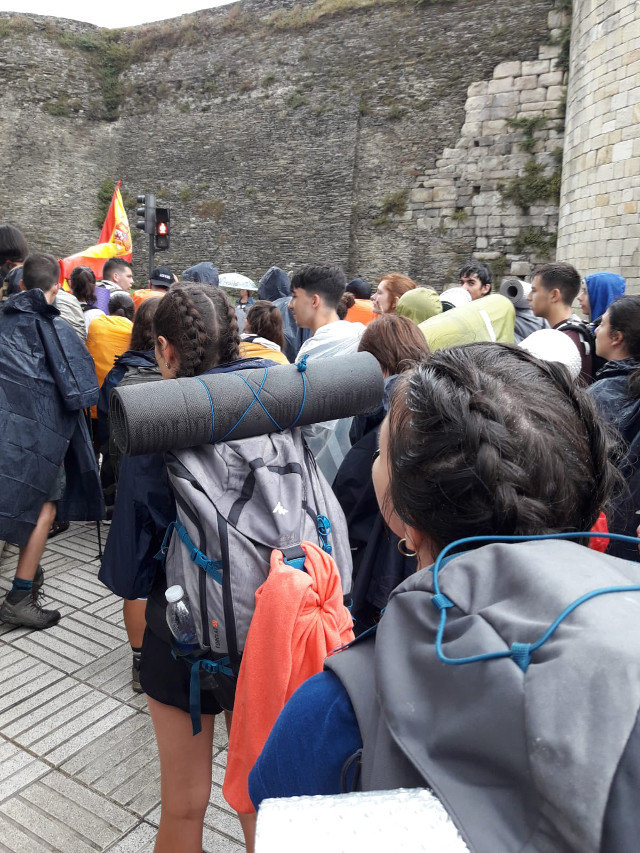 Jóvenes turistas en Lugo, pese al mal tiempo. P.N