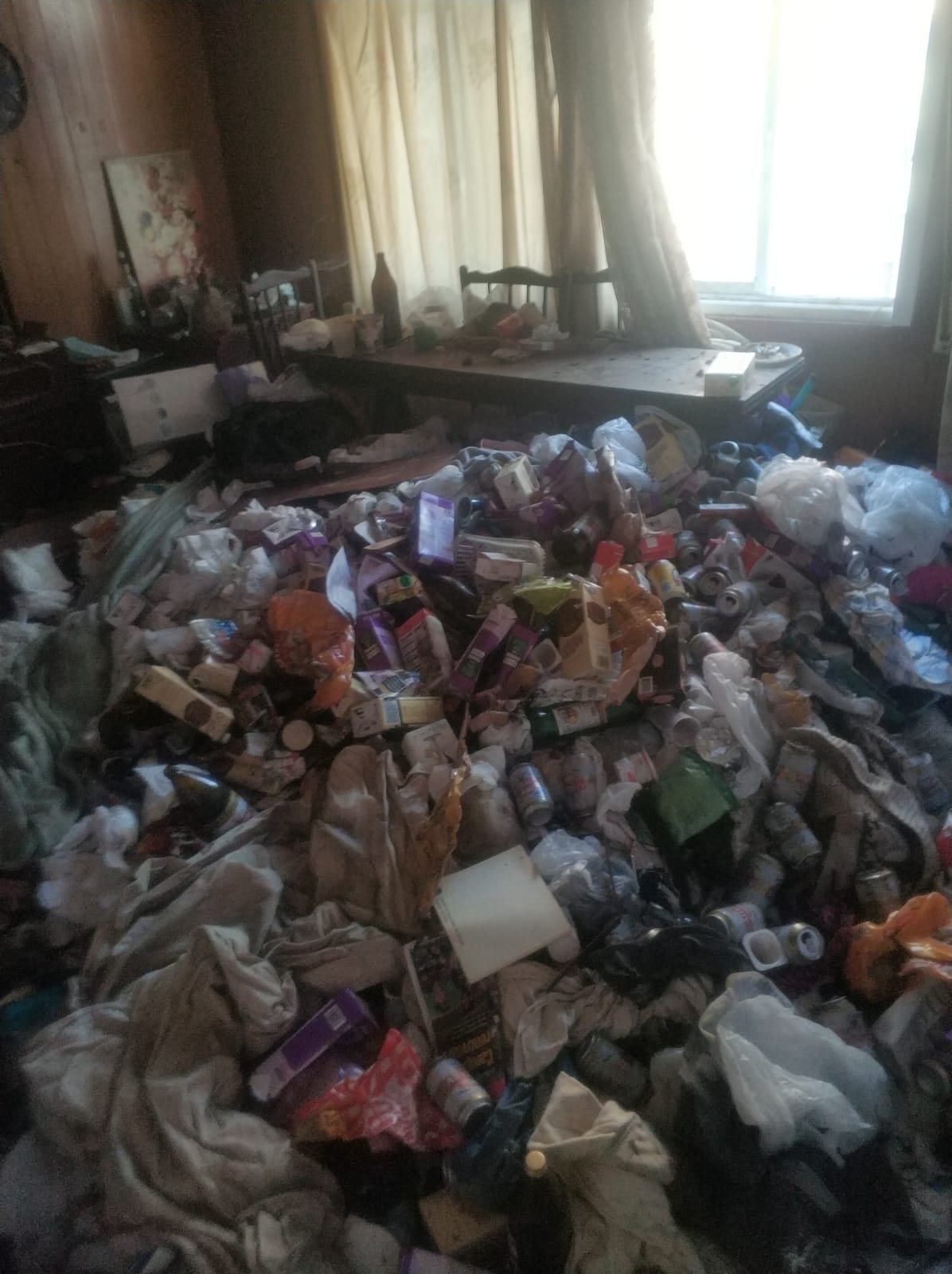 Lixo acumulado nunha das estancias da vivenda onde vivía a parella co seu bebé. SEBAS SENANDE