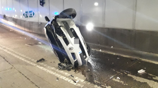 O turismo envorcado no túnel de María Pita da Coruña. POLICÍA LOCAL