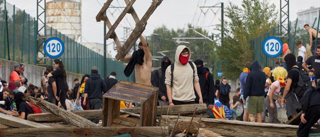 Barricada que corta la vía del AVE a Girona. EFE