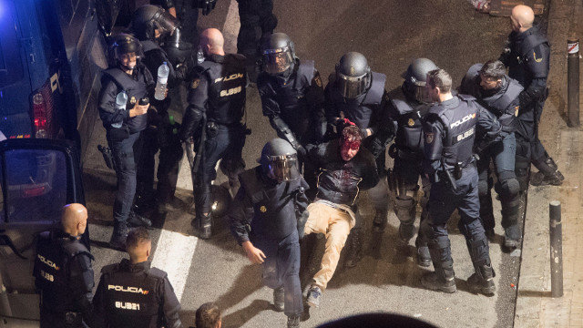 Agentes detienen a un manifestante. EFE