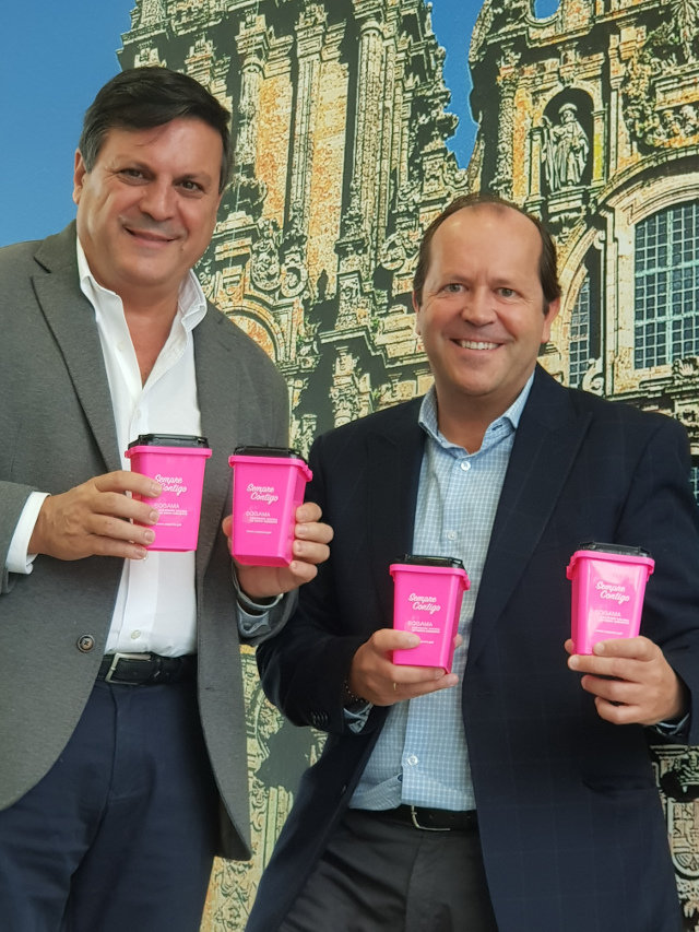 García Téllez y Domínguez Lino, con los minicontenedores rosa. SOGAMA
