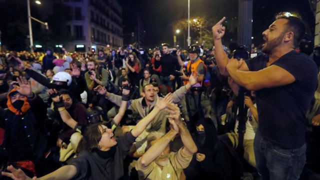 Un hombre provoca a los manifestantes que se concentran en la plaza de Urquinaona. TONI ALBIR (EFE)