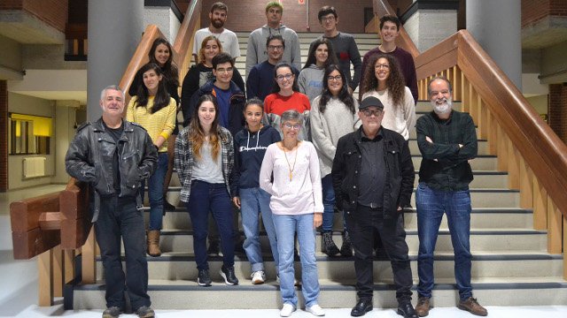 Luis Fernández, Beatriz Legerén, Miguel Anxo Fernández e Antonio Pena, co alumnado participante no proxecto. UVIGO