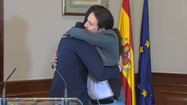 El abrazo entre Pedro Sánchez y Pablo Iglesias. LA SEXTA