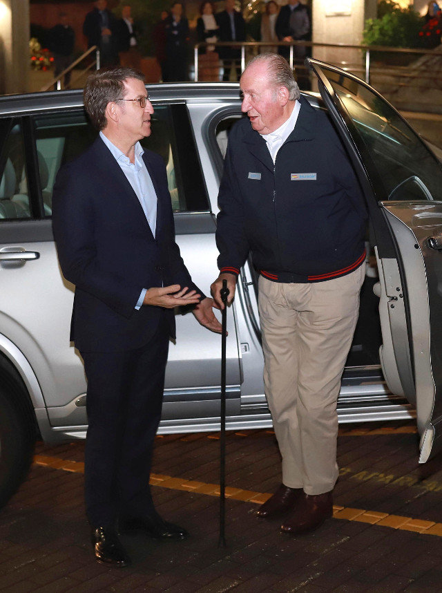 Núñez Feijóo y el rey emérito, este sábado en Sanxenxo. EFE