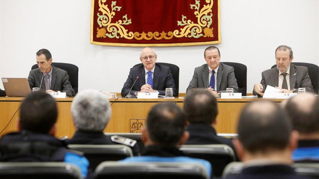 Bartolomeu Vargas, Fernando Suanzes, e responsables de Tráfico de Galicia. EFE