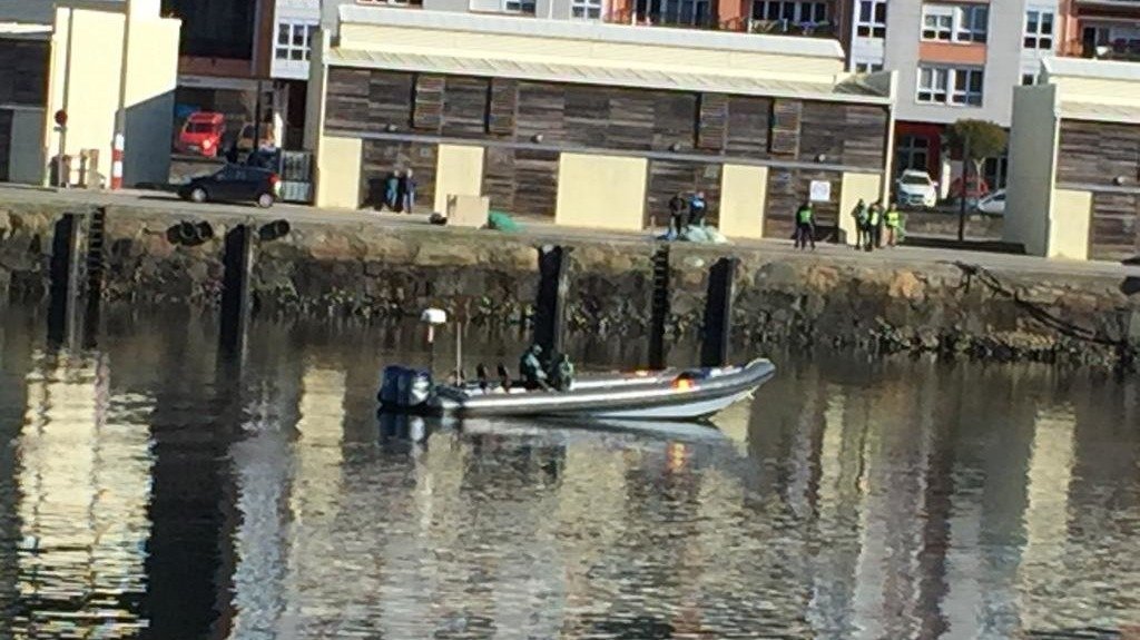 Un mergullador mergúllase en Viveiro para investigar o achado dun coche. X.L.