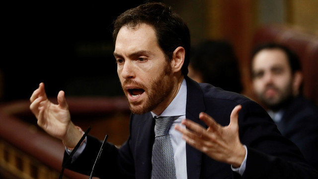 El diputado de Navarra Suma, Sergio Sayas, durante su intervención. EFE