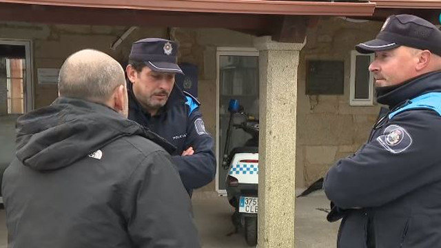 Marcos Rodríguez y Diego Lamas, los policías que salvaron a una mujer en A Pobra. TVG