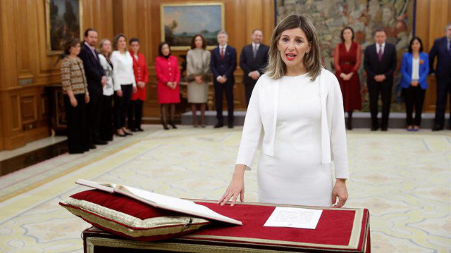 Yolanda Díaz promete su cargo. EMILIO NARANJO