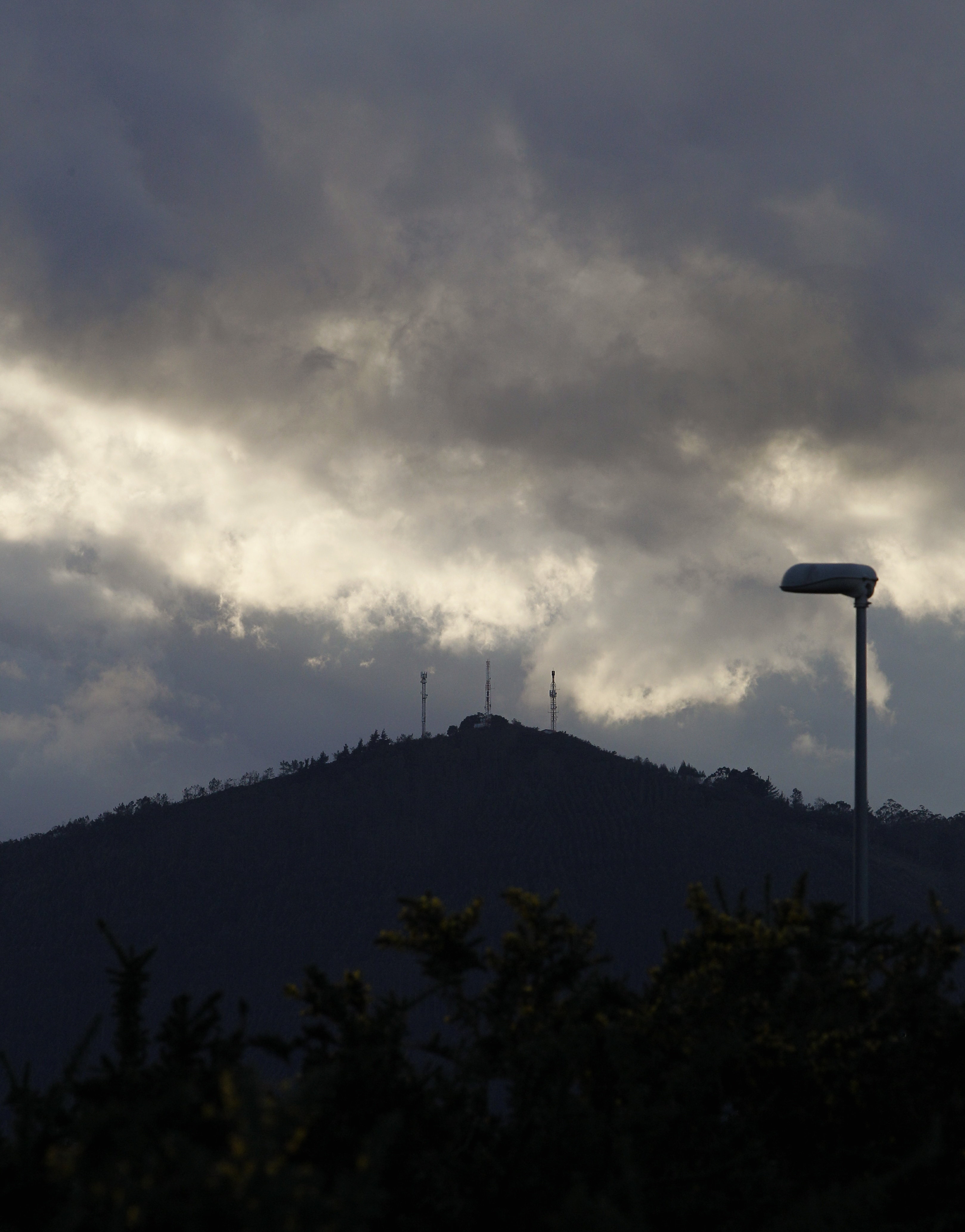 Cielo encapotado en Foz en una jornada de temporal costero. JOSÉ Mª ÁLVEZ 