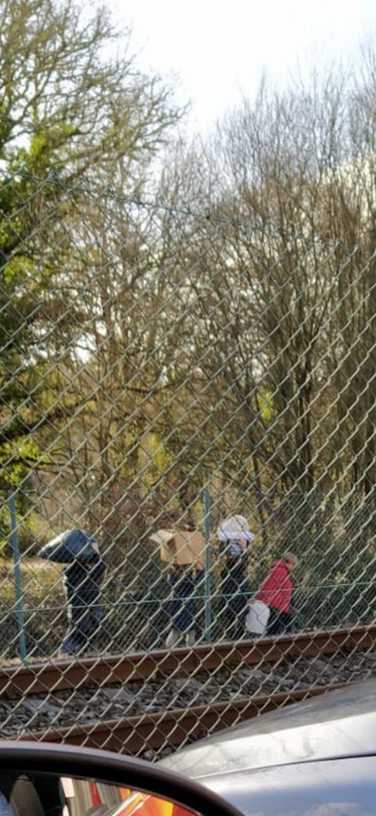 Algúns dos xubilados, co seu botín á saída do balneario de Guitiriz. EP