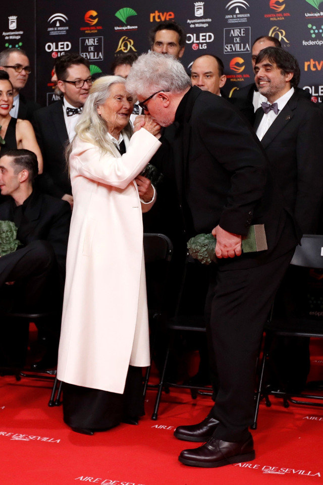 Pedro Almodóvar bica a man de Benedicta na gala dos Goya. EFE