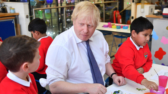 Boris Johnson participa en una actividad infantil. EFE