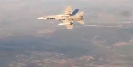 El caza que escolta al avión de Air Canadá. TWITTER