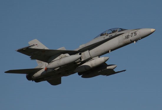 O caza que acompañou ao avión avariado. EFE